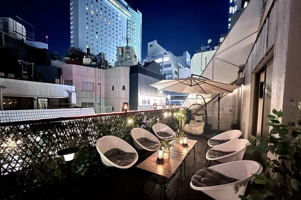 雨で渋谷でBBQするなら「渋谷ガーデンルーム４F」当店は室内BBQですので天候関係なくお楽しみいただけます！貸切でのご利用で音響機器やマイク・プロジェクターなどが【無料】でご利用いただけます！