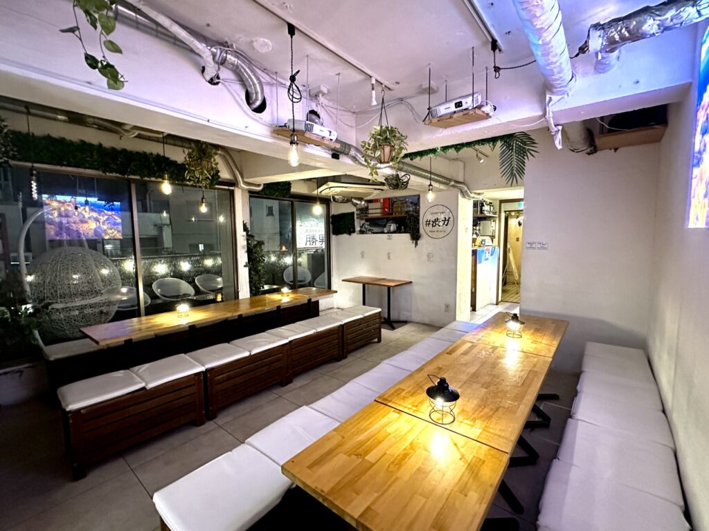 雨で渋谷でBBQするなら「渋谷ガーデンルーム４F」当店は室内BBQですので天候関係なくお楽しみいただけます！貸切でのご利用で音響機器やマイク・プロジェクターなどが【無料】でご利用いただけます！