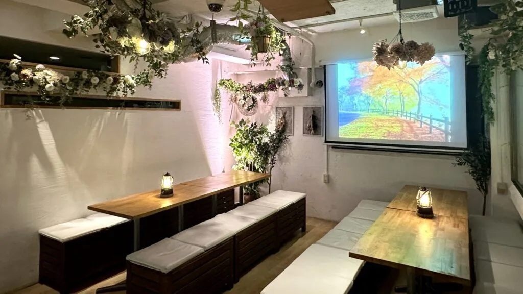 渋谷で70人貸切するなら『渋谷ガーデンルーム４F』で！当店は貸切にすると音響機器やマイク・プロジェクター・カラオケ・ゲーム機などが【無料】でご利用いただけます！