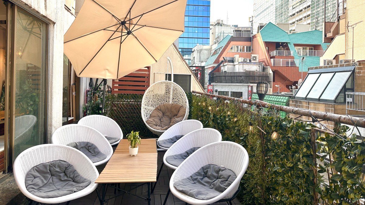 雨で渋谷でBBQするなら「渋谷ガーデンルーム４F」当店は室内BBQですので天候関係なくお楽しみいただけます！貸切でのご利用で音響機器やマイク・プロジェクターなどが【無料】でご利用いただけます！