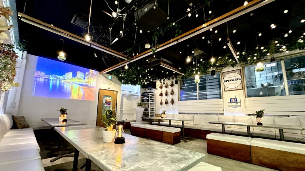 画像:店内装飾と照明演出(alt=渋谷ピカリエの貸切パーティー会場の内観)